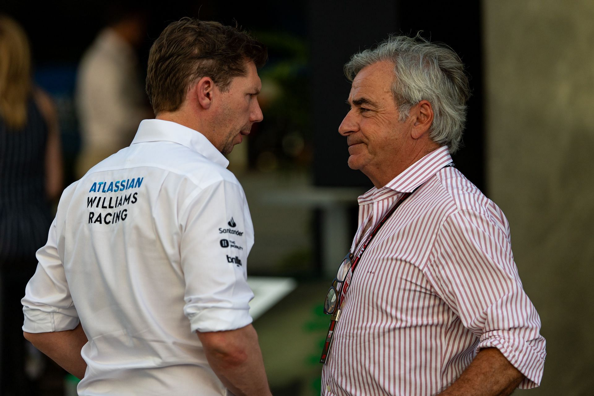 Carlos Sainz Sr. speaking with Williams team boss James Vowles at the Saudi Arabian GP - Source: Getty